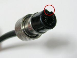 外付バッテリー専用点灯コネクターの出力コネクターの凹部分と本体の入力コネクターの凸部分に注意ながら差し込みます